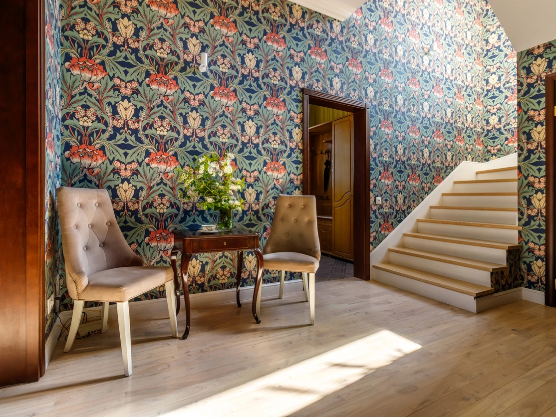 wallpaper-hanging-bold-navy-floral-morris-hallway-staircase-preston-rose-decor wallpaper hanging bold navy floral morris hallway staircase preston rose decor